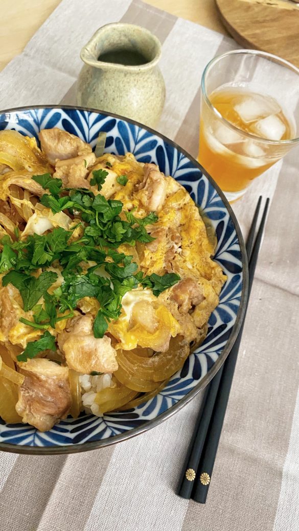 oyakodon w kuchni japońskiej jest bardzo popularny i łatwo jest go przyrządzić