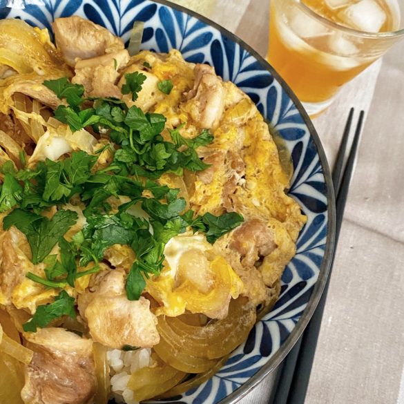 oyakodon w kuchni japońskiej jest bardzo popularny i łatwo jest go przyrządzić