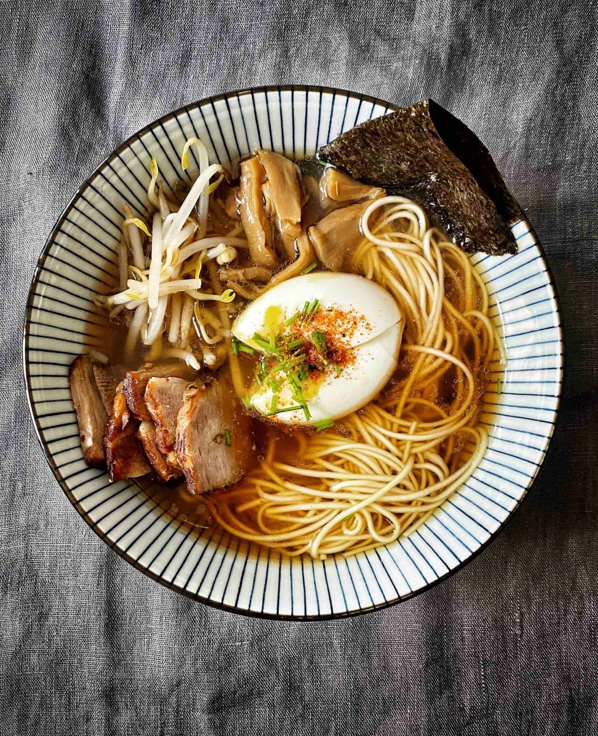 ramen shoyu z jajkiem i wieprzowiną