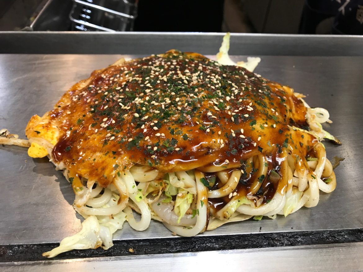 okonomiyaki w Hiroszimie w jednym z barów