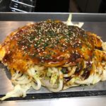 okonomiyaki w Hiroszimie w jednym z barów